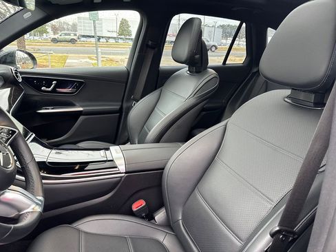 Used 2025 Mercedes-Benz GLC 300 4MATIC image 9