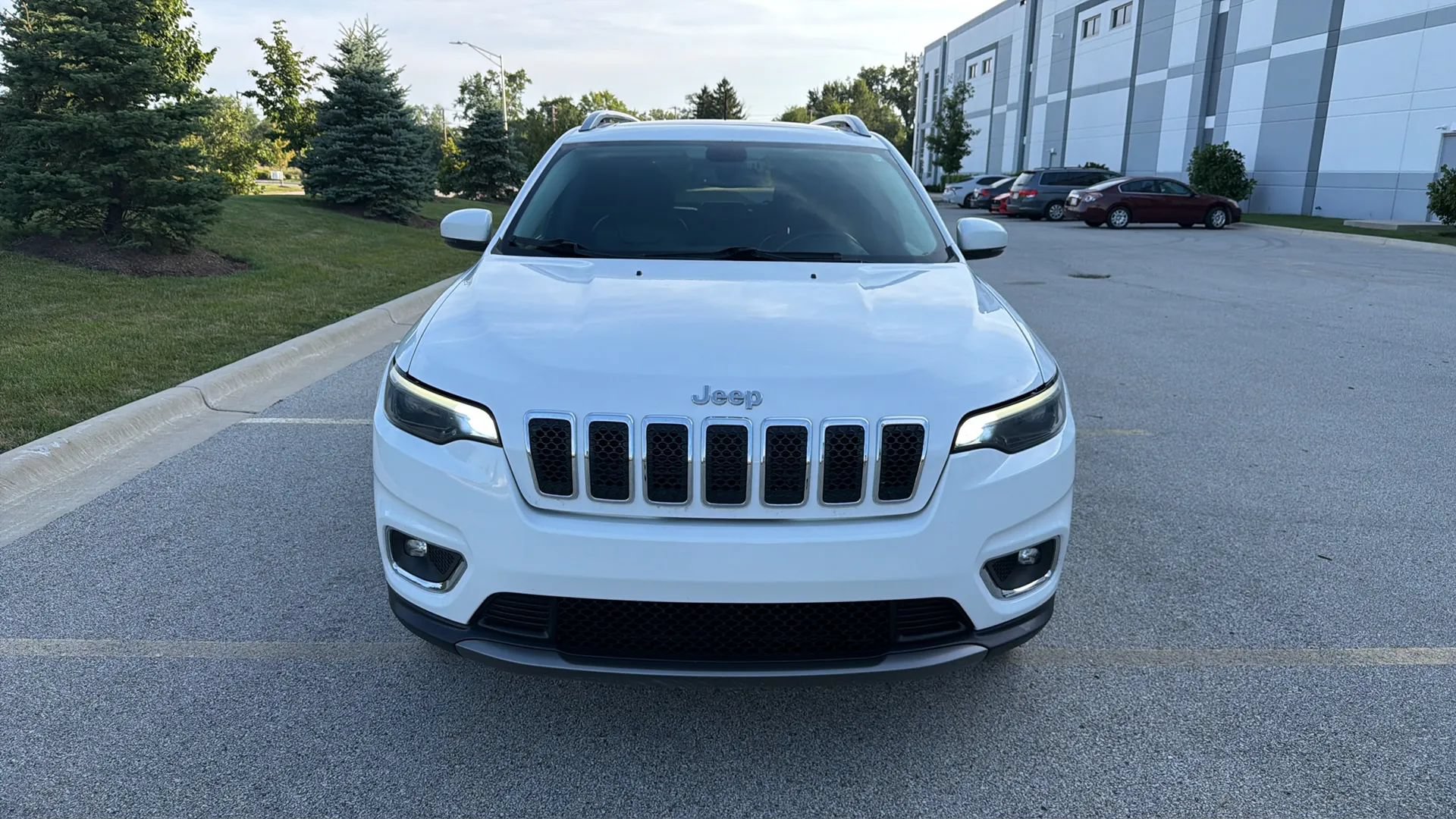 Used 2019 Jeep Cherokee Limited AWD/4WD image 2