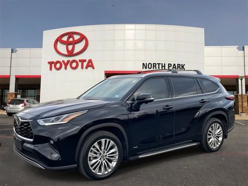 Used 2025 Toyota Highlander Platinum image 1