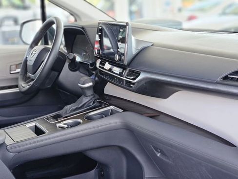 Used 2023 Toyota Sienna XLE FWD image 13