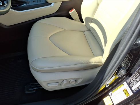 Used 2021 Toyota Highlander XLE AWD/4WD image 24