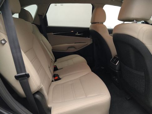 Used 2020 Kia Sorento S image 19