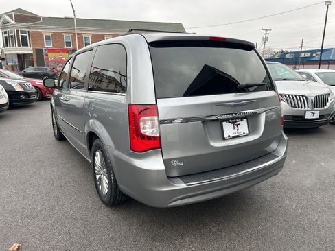 Used 2016 Chrysler Town & Country Touring-L image 3