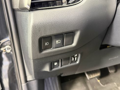 Used 2018 Toyota C-HR XLE FWD image 22