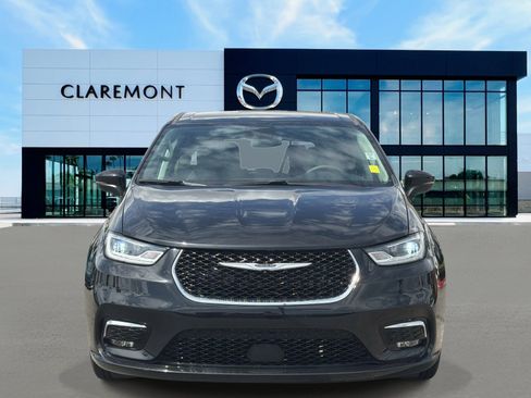 Used 2023 Chrysler Pacifica Touring-L image 2