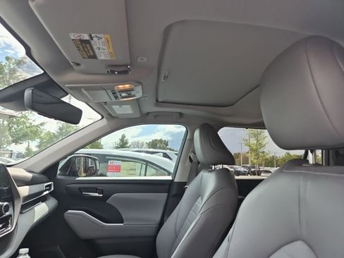 Used 2023 Toyota Highlander XLE image 5