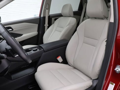 Used 2023 Nissan Rogue SV w/ SV Premium B Package image 15