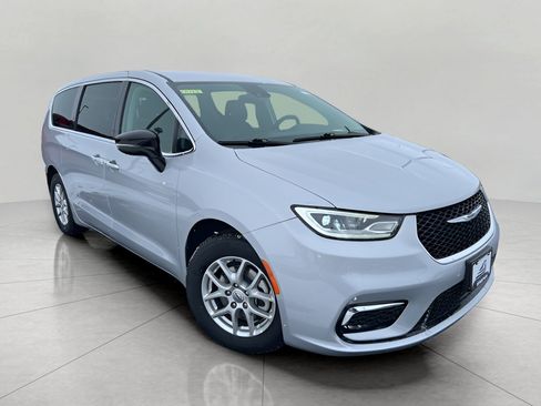 Used 2024 Chrysler Pacifica Touring-L image 30