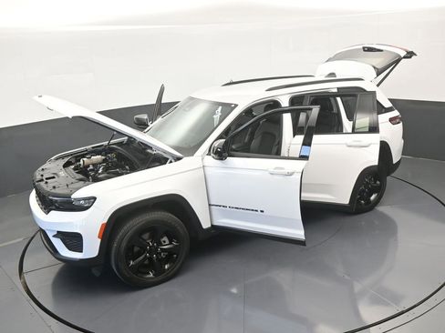 Used 2024 Jeep Grand Cherokee Altitude image 64