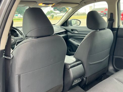 Used 2024 Nissan Altima 2.5 SV FWD image 30
