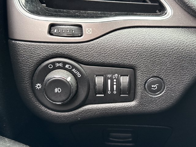 Used 2020 Jeep Cherokee Limited AWD/4WD image 36