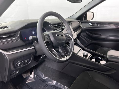 Used 2023 Jeep Grand Cherokee Altitude AWD/4WD image 9