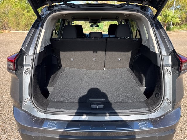Certified 2026 Nissan Rogue SV FWD image 18