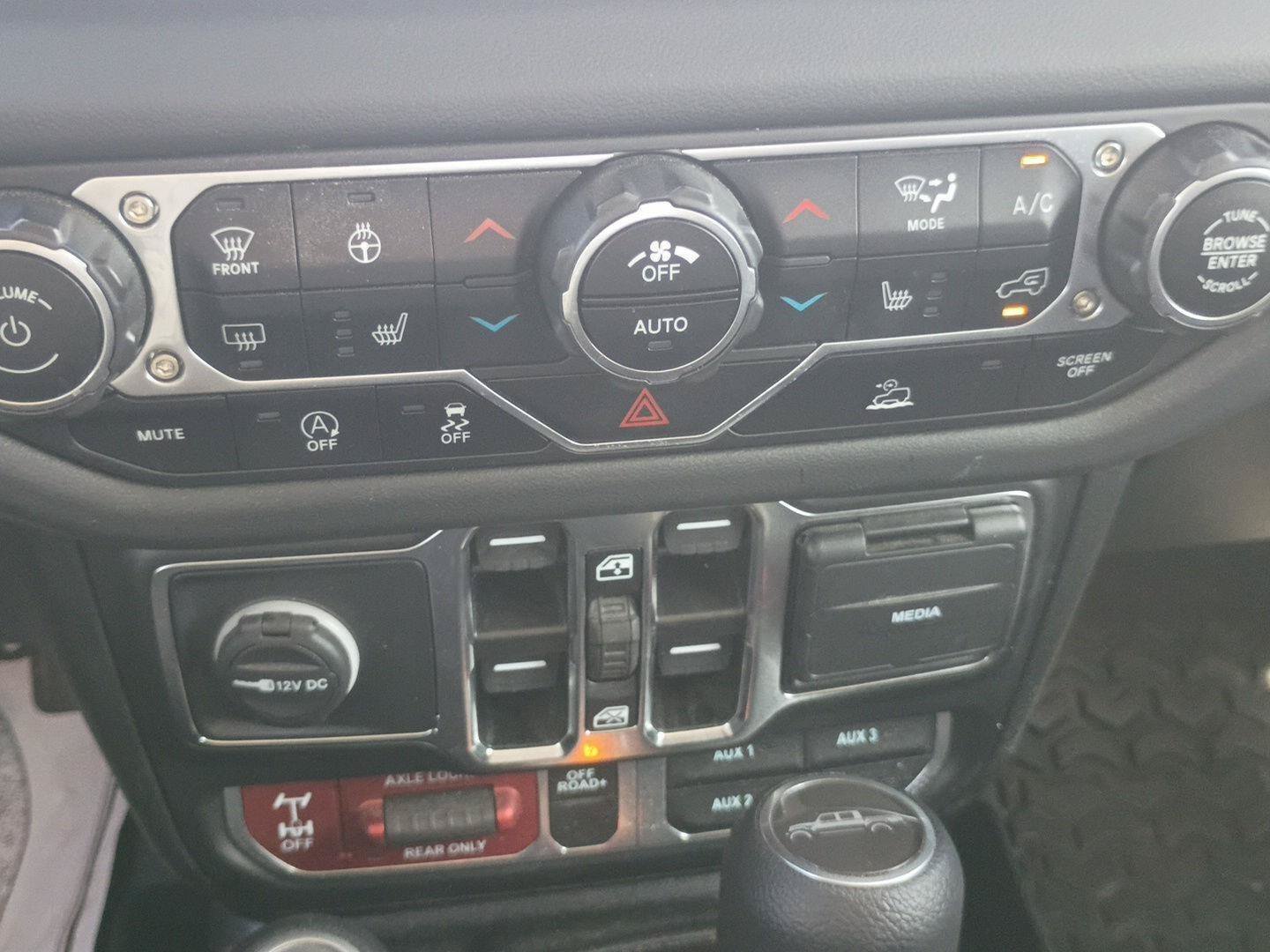 Used 2024 Jeep Gladiator Mojave w/ Technology Group AWD/4WD image 19