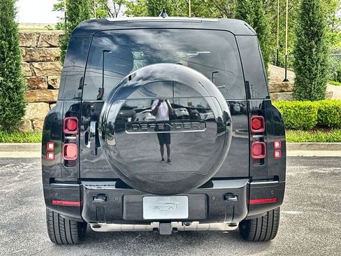 Used 2025 Land Rover Defender 130 X-Dynamic SE image 4