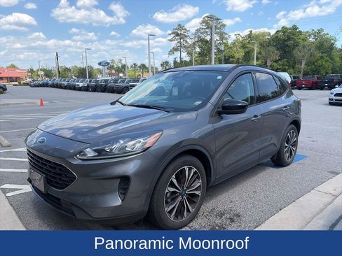 Used 2022 Ford Escape SE w/ SE Sport Appearance Package image 3