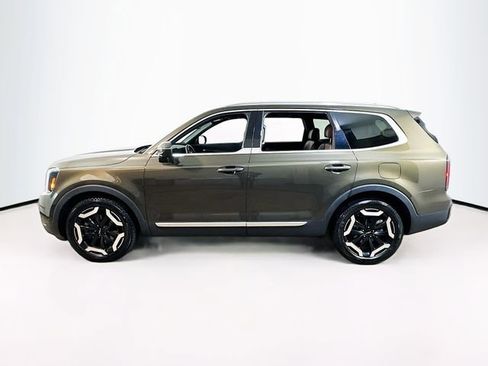 Used 2023 Kia Telluride EX w/ EX Captain's Chair Package image 5