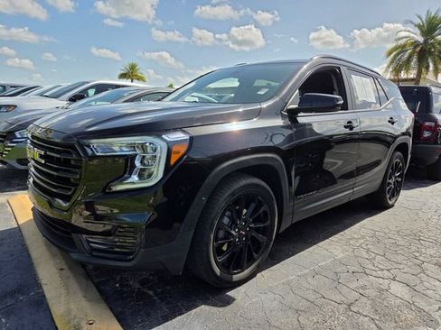 Used 2024 GMC Terrain SLE w/ Driver Convenience Package FWD image 3