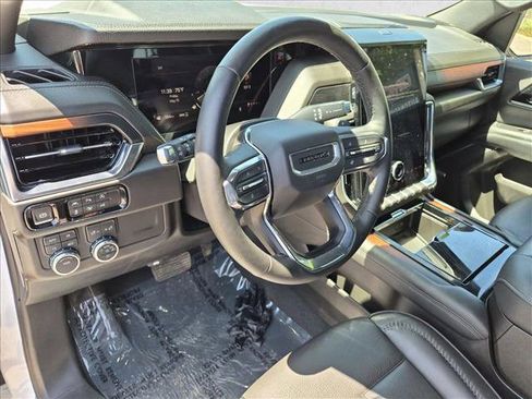 Used 2025 GMC Yukon XL Denali AWD/4WD image 10