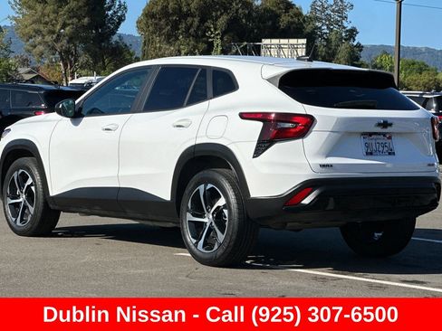 Used 2025 Chevrolet Trax RS FWD image 6