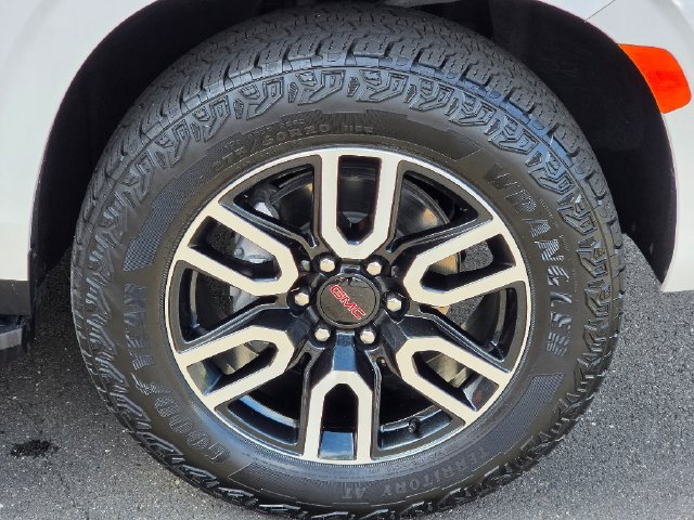 Used 2024 GMC Yukon AT4 AWD/4WD image 9