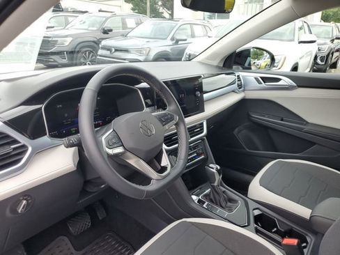 Used 2025 Volkswagen Taos SE w/ Panoramic Sunroof Package FWD image 18
