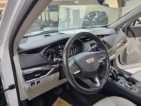 Used 2020 Cadillac XT4 Luxury w/ Cold Weather Package FWD image 18