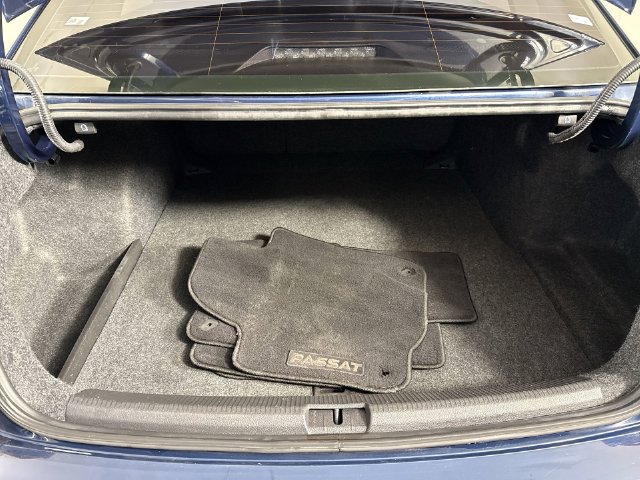 Used 2018 Volkswagen Passat 2.0T R-Line w/ R-Line Lighting Package FWD image 33