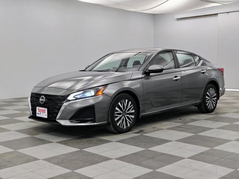 Used 2023 Nissan Altima 2.5 SV w/ SV Premium Package AWD/4WD image 7