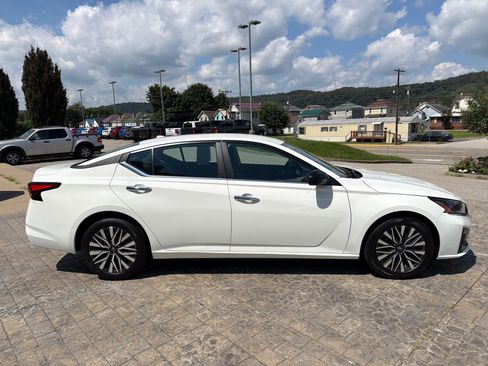 Used 2025 Nissan Altima 2.5 SV FWD image 9