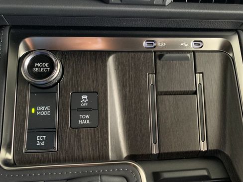 Used 2026 Lexus GX 550 w/ Accessory Package (2T) AWD/4WD image 21