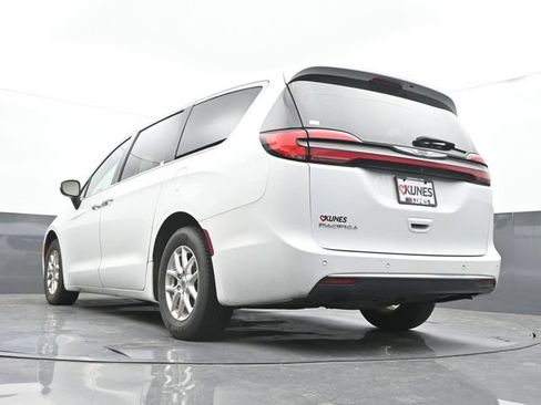 Used 2023 Chrysler Pacifica Touring-L FWD image 35