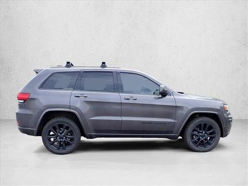 Used 2017 Jeep Grand Cherokee Altitude AWD/4WD image 4