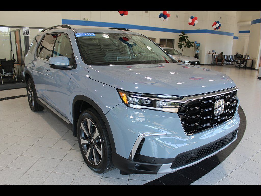 Certified 2025 Honda Pilot Touring image 3