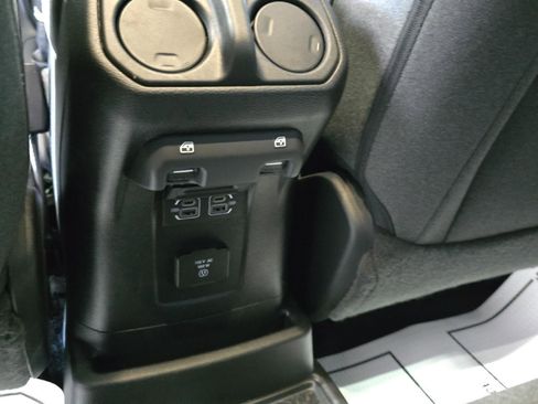 Used 2025 Jeep Wrangler Unlimited Sahara AWD/4WD image 20