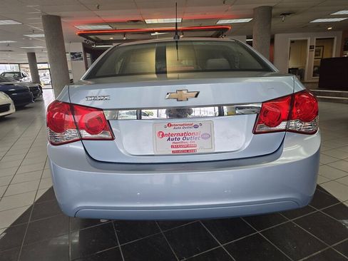 Used 2011 Chevrolet Cruze LS image 4