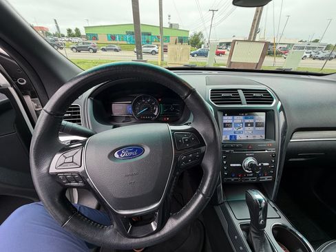 Used 2017 Ford Explorer Limited w/ Equipment Group 301A AWD/4WD image 10
