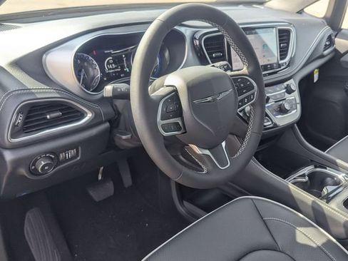 New 2026 Chrysler Pacifica Limited image 9