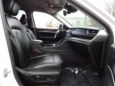 Used 2023 Jeep Grand Cherokee Limited image 17