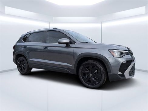 New 2026 Volkswagen Taos SE image 1