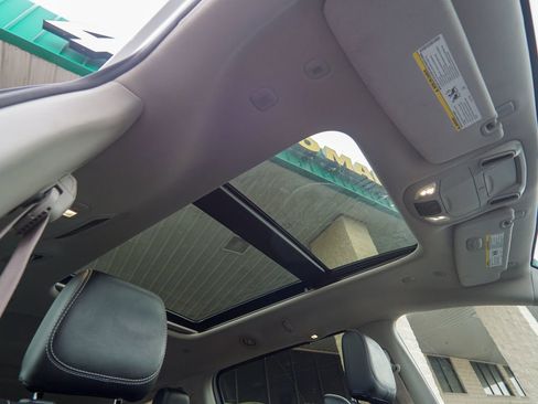 Used 2023 Chrysler Pacifica Limited image 32