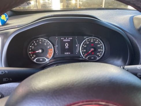 Used 2019 Jeep Renegade Latitude FWD image 4
