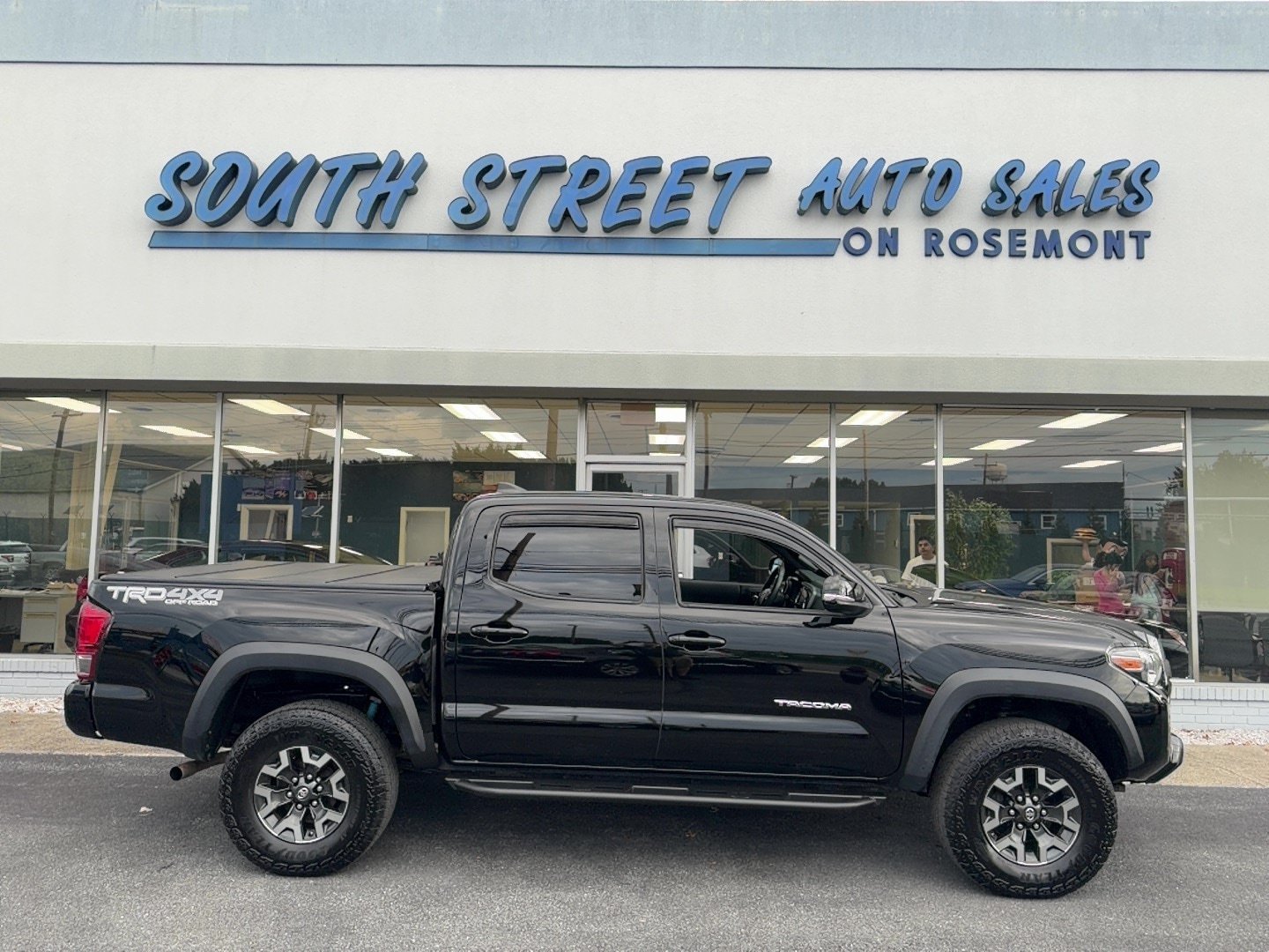 Used 2017 Toyota Tacoma TRD Off-Road w/ Premium & Technology Package AWD/4WD image 1