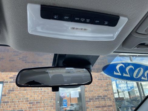 Used 2022 Nissan Versa SV image 22