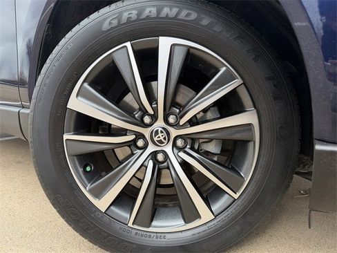 Used 2023 Toyota Venza LE image 9