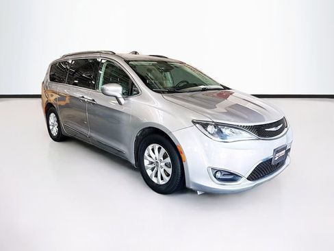 Used 2019 Chrysler Pacifica Touring-L FWD image 3