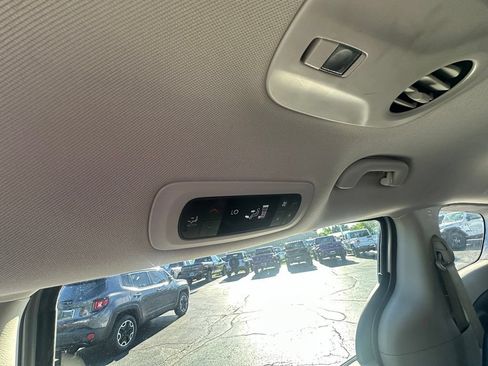 Used 2023 Chrysler Pacifica Touring-L FWD image 27