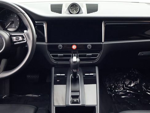 Certified 2025 Porsche Macan image 20