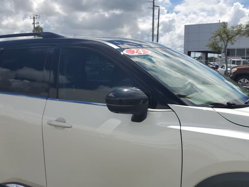 Used 2024 Nissan Pathfinder Platinum FWD image 3