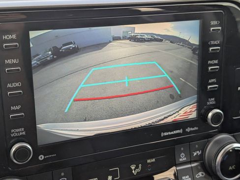 Used 2022 Toyota Highlander LE image 22